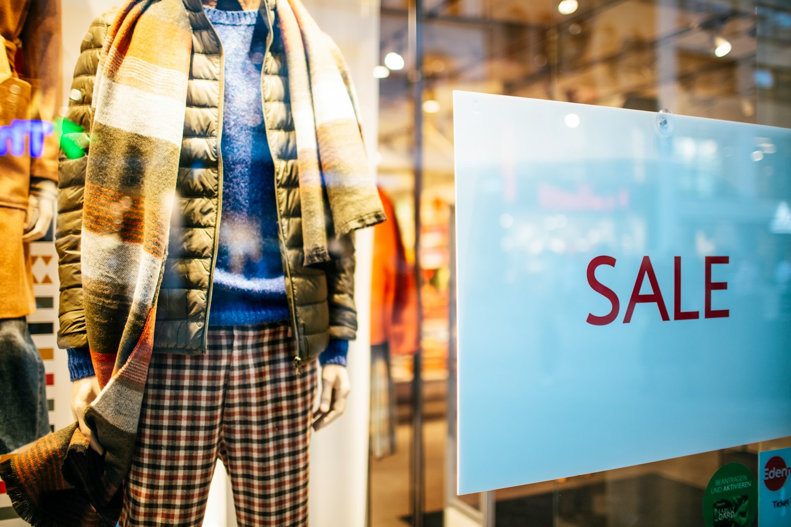 Vetrina di abbigliamento con cartello di saldi