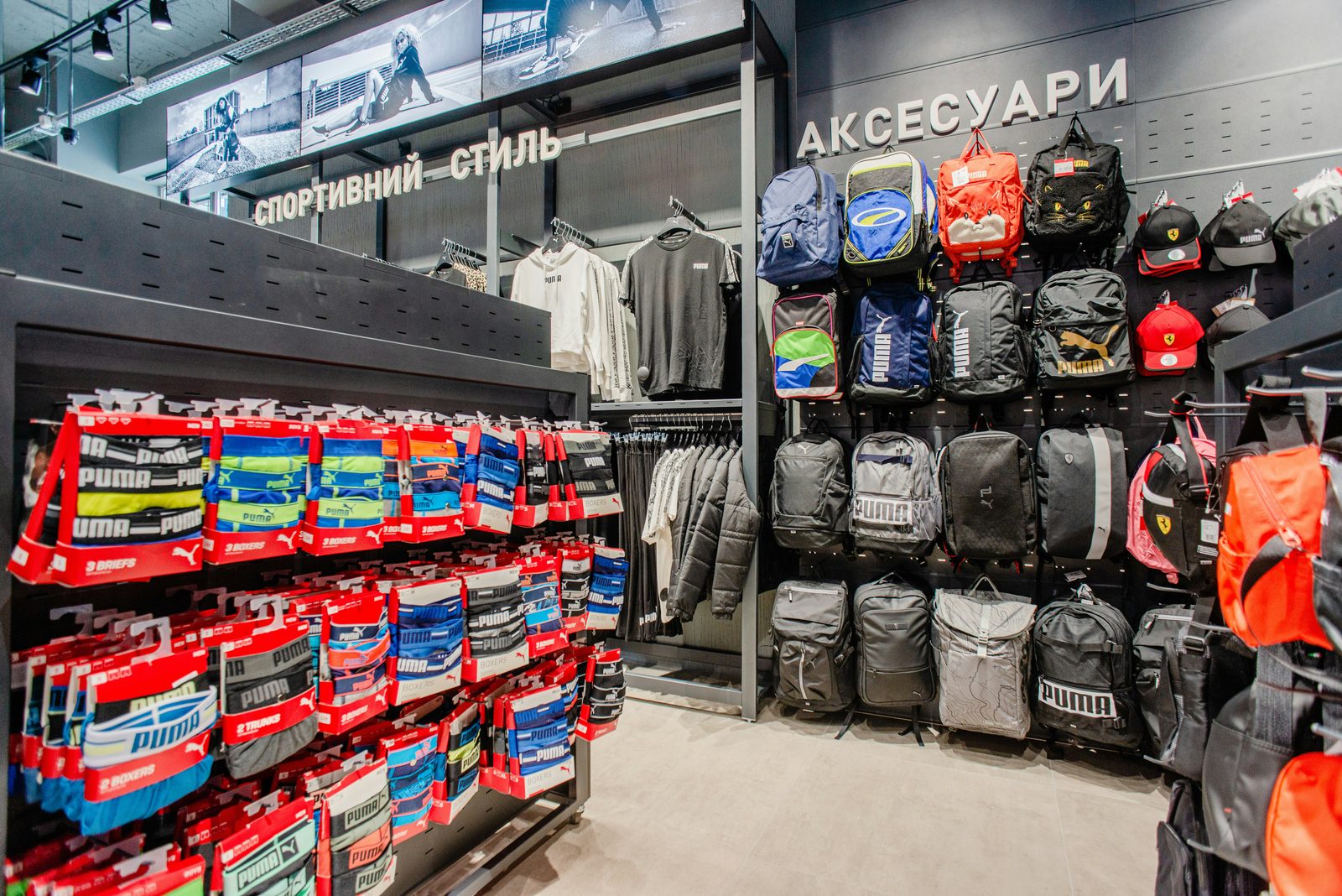 Interno di negozio di articoli sportivi con zaini, accessori e abbigliamento