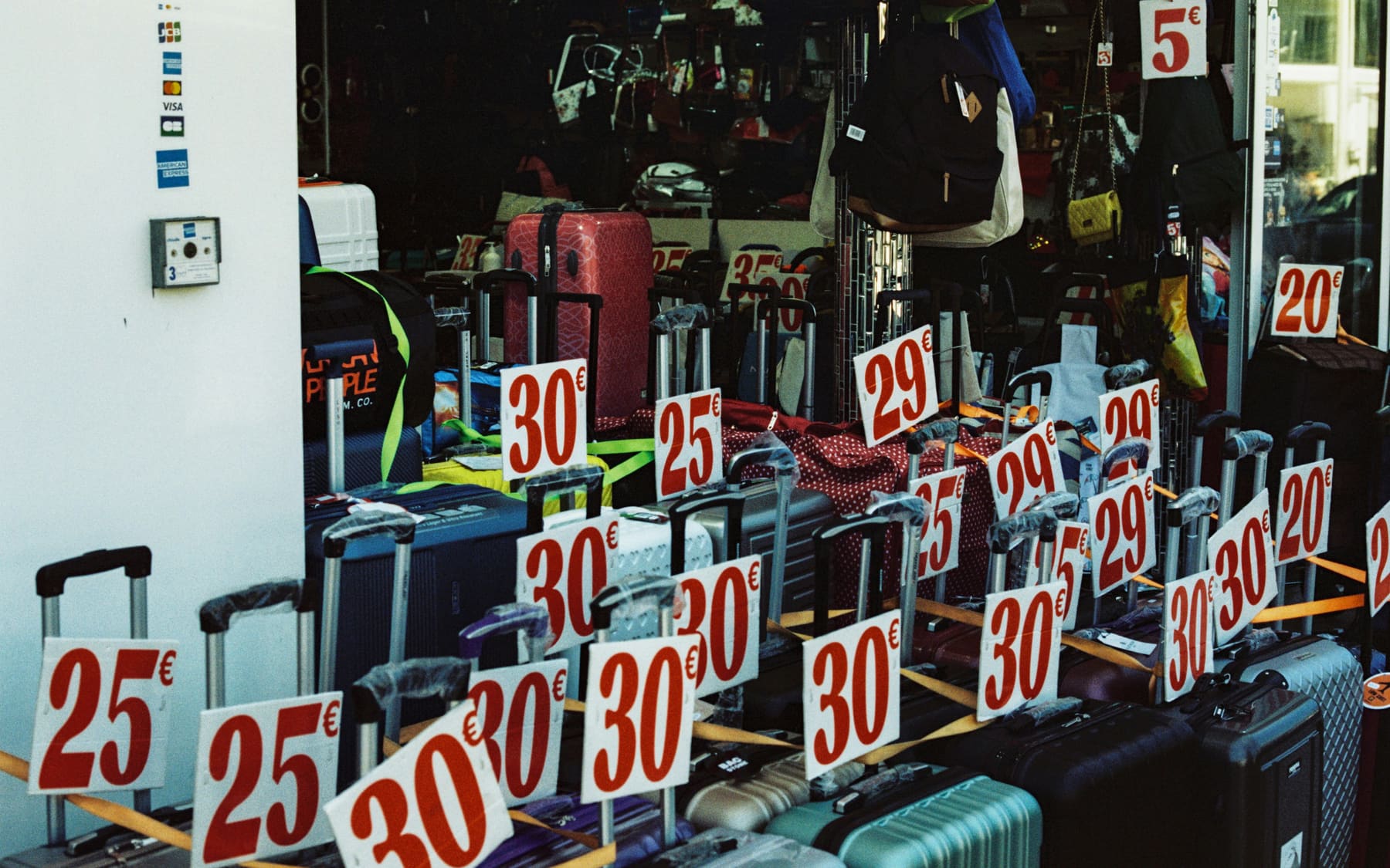 Vetrina con articoli in liquidazione e cartelli prezzo esposti