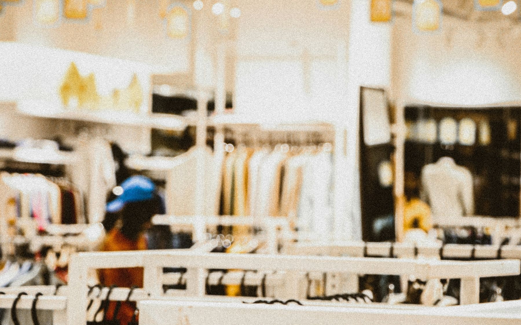 Interno di negozio con espositori di abbigliamento durante la preparazione della vendita