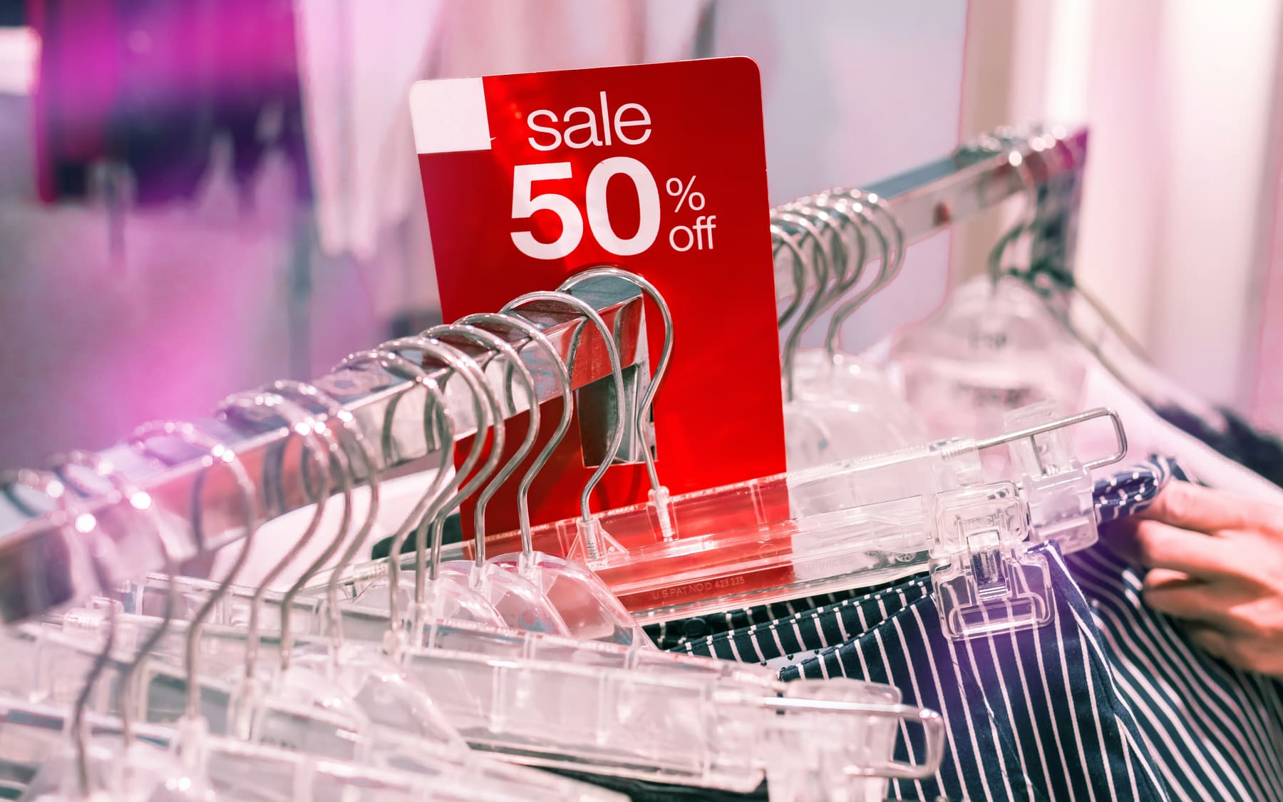 Cartello di sconto su espositori di abbigliamento in vendita promozionale