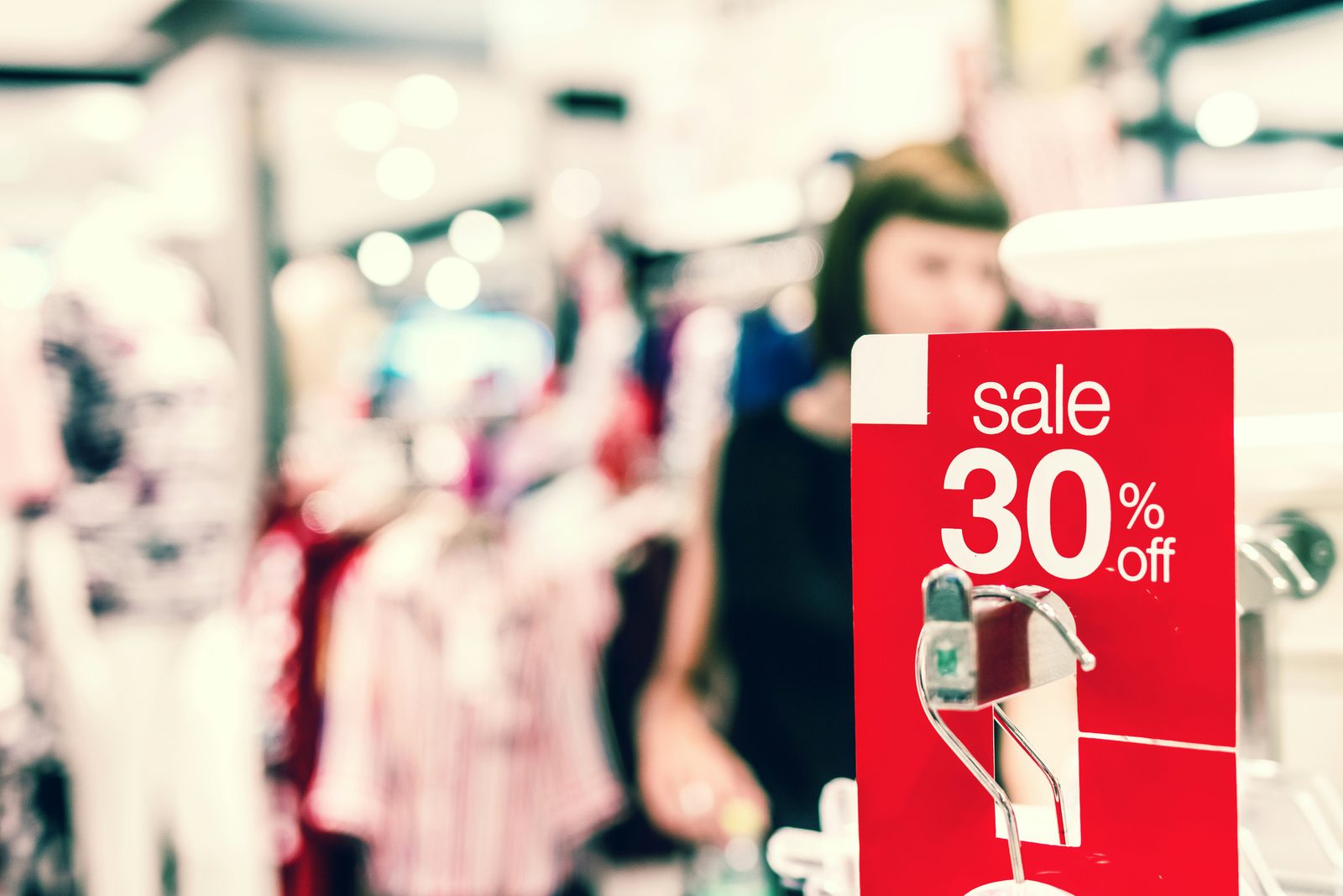 Cartello di vendita promozionale in reparto abbigliamento